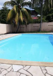 The swimming pool at or close to Ti Caraïbes, appartement T3 atypique, vue mer, piscine et proche plage