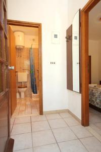 Kúpeľňa v ubytovaní Apartments with parking spaces Zrnovska Banja, Korcula - 9226