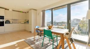 cocina y comedor con mesa y sillas en Lovely Luminous 3 Bed Flat, with secure Ev Parkng, en Londres