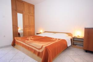 Ένα ή περισσότερα κρεβάτια σε δωμάτιο στο Apartments by the sea Novalja, Pag - 9284