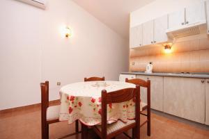 kuchnia ze stołem i krzesłami oraz kuchnia z blatem w obiekcie Apartment Prizba 9227b w mieście Prižba