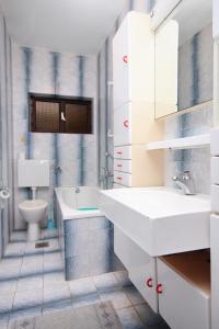 Ένα μπάνιο στο Apartments by the sea Prizba, Korcula - 9227