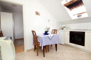 Kuchyňa alebo kuchynka v ubytovaní Apartments by the sea Zavalatica, Korcula - 9280