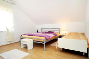Posteľ alebo postele v izbe v ubytovaní Apartments by the sea Zavalatica, Korcula - 9280