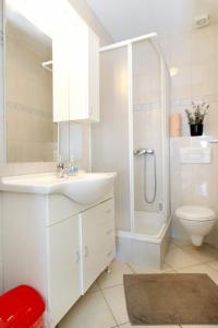 Kúpeľňa v ubytovaní Apartments by the sea Zavalatica, Korcula - 9280 + 20 fotografií