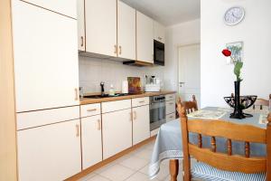 Kuchyňa alebo kuchynka v ubytovaní Apartments by the sea Zavalatica, Korcula - 9280