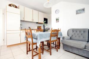 Kuchyňa alebo kuchynka v ubytovaní Apartments by the sea Zavalatica, Korcula - 9280