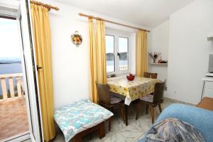 Un comedor con una mesa y una ventana. en Apartments with a parking space Racisce, Korcula - 9170, en Račišće 15 fotos más