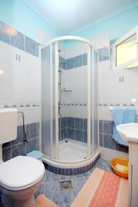 ห้องน้ำของ Apartments by the sea Prizba, Korcula - 9180