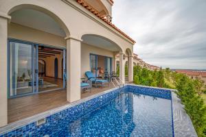 Der Swimmingpool an oder in der Nähe von Centara Mirage Resort Mui Ne