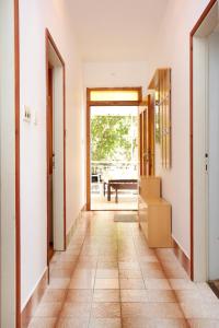 einen offenen Flur mit einer Tür, die auf eine Terrasse führt in der Unterkunft Apartments by the sea Brna, Korcula - 9187 in Brna