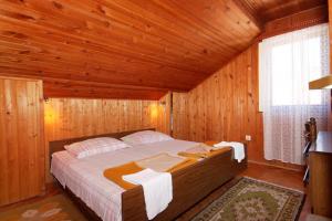 una camera da letto con un grande letto in una camera in legno di Apartments by the sea Brna, Korcula - 9275 a Brna
