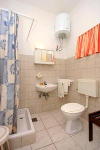 un bagno con un water e un lavandino di Apartments by the sea Brna, Korcula - 9275 a Brna