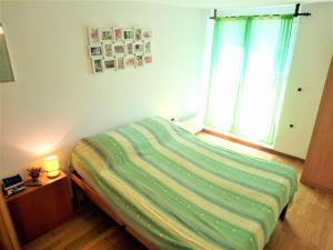 een bed in een slaapkamer met een raam bij Apartments with a parking space Icici, Opatija - 7860 in Ičići