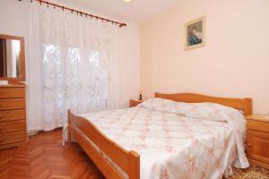 una camera da letto con un letto e una finestra di Rooms with a parking space Lumbarda, Korcula - 9299 a Lumbarda (Lombarda)