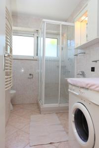 łazienka z prysznicem i pralką w obiekcie Apartments and rooms by the sea Lumbarda, Korcula - 9305 w mieście Lumbarda