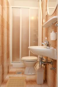 łazienka z toaletą i umywalką w obiekcie Apartments and rooms by the sea Lumbarda, Korcula - 9305 w mieście Lumbarda