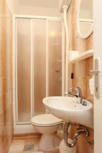 W łazience znajduje się prysznic, toaleta i umywalka. w obiekcie Apartments and rooms by the sea Lumbarda, Korcula - 9305 w mieście Lumbarda