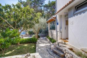 Vonkajšia záhrada v ubytovaní Apartments by the sea Artatore, Losinj - 8008