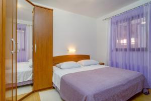 Posteľ alebo postele v izbe v ubytovaní Apartments by the sea Artatore, Losinj - 8008
