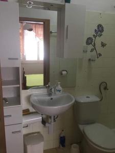 Bathroom sa Apartments and rooms by the sea Sumartin, Brac - 2953