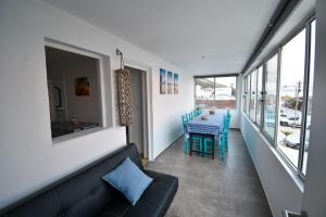 una sala de estar con un sofá y una mesa en Rock’s Beach Spot Front, en Costa da Caparica