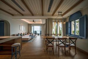 eine Küche und ein Wohnzimmer mit Tisch und Stühlen in der Unterkunft Centara Mirage Resort Mui Ne in Mui Ne