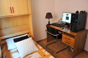 biuro z biurkiem z komputerem i krzesłem w obiekcie Apartments with a parking space Pula - 7664 w Puli