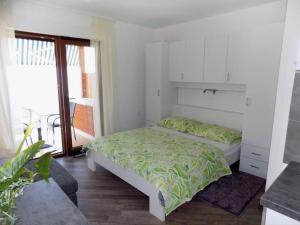 Posteľ alebo postele v izbe v ubytovaní Apartments with a parking space Moscenice, Opatija - 7689