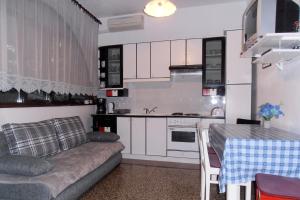 Kuchyňa alebo kuchynka v ubytovaní Apartments with a parking space Moscenicka Draga, Opatija - 7746