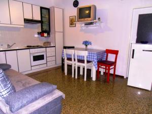 Kuchyňa alebo kuchynka v ubytovaní Apartments with a parking space Moscenicka Draga, Opatija - 7746