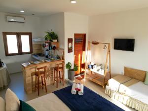 sala de estar con sofá y cocina en Maravista Kite Hostel Preá, en Prea