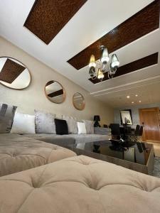 - un grand salon avec deux lits et une table dans l'établissement Luxury apartment in downtown of kenitra, à Kenitra
