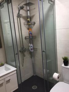y baño con ducha y puerta de cristal. en Luxury apartment in downtown of kenitra, en Kenitra