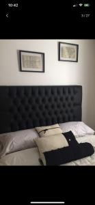 um quarto com uma cama com uma cabeceira preta em Luxury apartment in downtown of kenitra em Kenitra