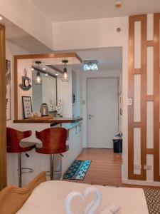 a room with a bed and a kitchen with a mirror at GoldenSuites at CoolSuites WindResidences Tagaytay in Tagaytay