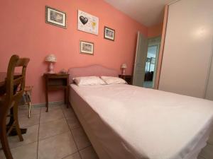 Un pat sau paturi într-o cameră la Appartement Gruissan, 3 pièces, 6 personnes - FR-1-229-805