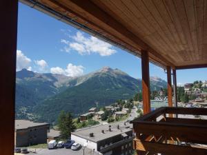 a view of a city and mountains from a balcony at Studio Orcières Merlette, 1 pièce, 4 personnes - FR-1-636-211 in Orcières