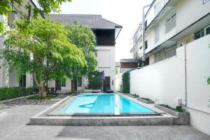 a swimming pool in the courtyard of a building at Paraiso Hotel Chiangmai in Chiang Mai