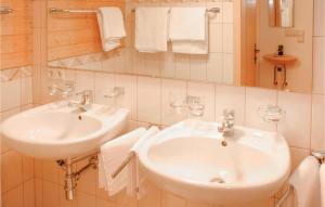 uma casa de banho branca com um lavatório e um espelho em 1 Bedroom Gorgeous Apartment In St, Gallenkirch em Aussersiggam