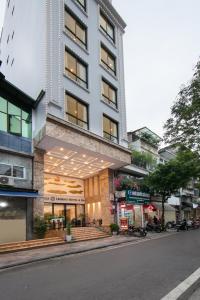 a building on the side of a city street at HÔTEL De SOURIANT Central Hanoi in Hanoi