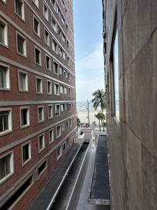 a view from the side of a building at Apartamento Pé na Areia - Praia Grande - SP, Aviação in Praia Grande