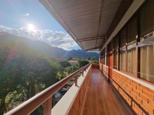 uma varanda de um edifício com vista para as montanhas em Pampa Bella Lodge em La Merced