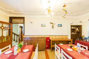 Nhà bếp/bếp nhỏ tại Hotel Acme Inn