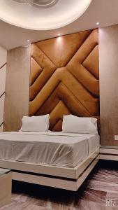 um quarto com uma cama e uma parede de madeira em SHRADDHA HOTEL em Alīgarh