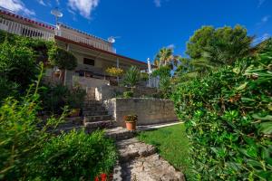 Vonkajšia záhrada v ubytovaní Apartments by the sea Rastici, Ciovo - 9470