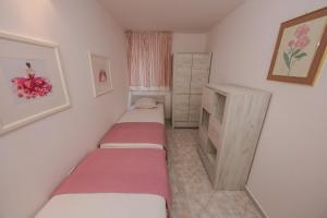En eller flere senger på et rom på Apartments by the sea Rastici, Ciovo - 9470
