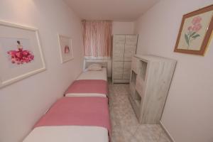 Posteľ alebo postele v izbe v ubytovaní Apartments by the sea Rastici, Ciovo - 9470