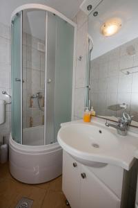 Kúpeľňa v ubytovaní Apartments by the sea Rastici, Ciovo - 9470