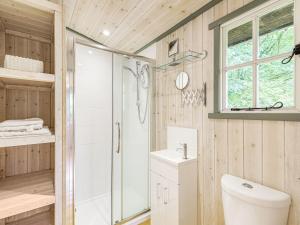Ένα μπάνιο στο Lakeside Cabin +17 φωτογραφίες